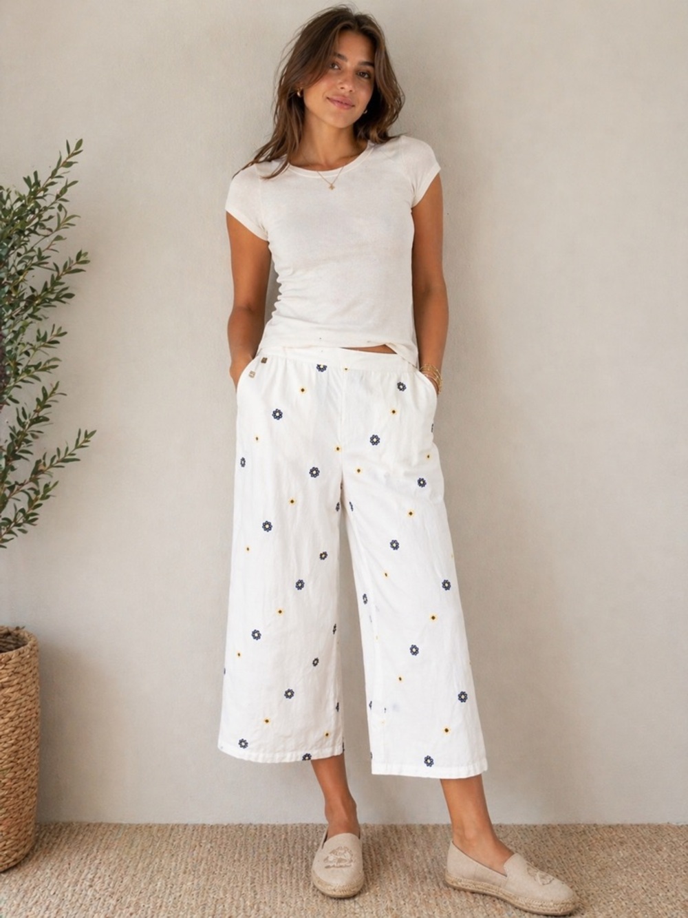 Manila Grace Embroidered White Cropped Pants Wide Leg High Rise Size 6